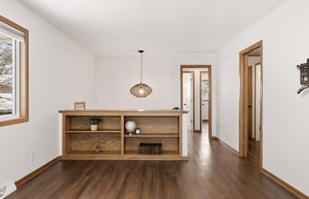 411 Monroe Pl in Hopkins, MN - Foto de edificio - Building Photo