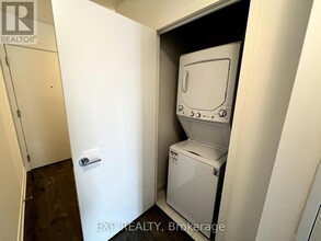 285-285 Dufferin St in Toronto, ON - Building Photo - Building Photo