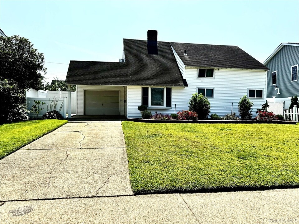 12 Elves Ln in Levittown, NY - Building Photo