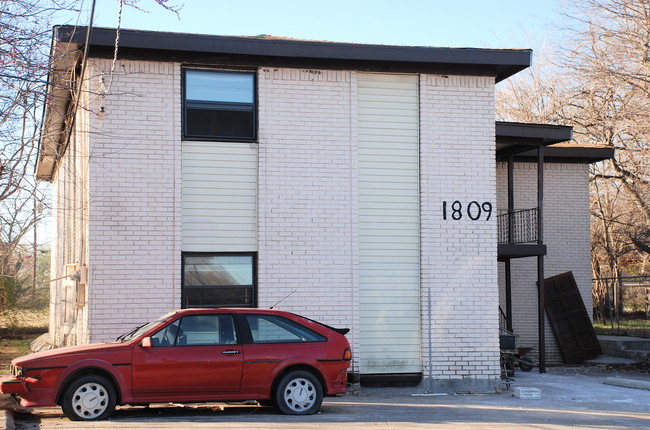 1809 E Roberts Dr in Grand Prairie, TX - Foto de edificio - Building Photo