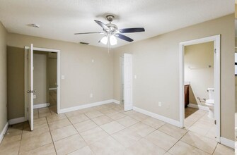 20018 W Oakmont Cir in Hialeah, FL - Building Photo - Building Photo