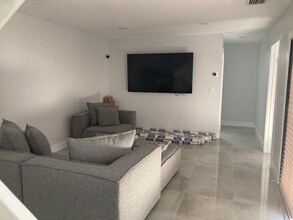 355 Prestwick Cir in Palm Beach Gardens, FL - Foto de edificio - Building Photo