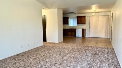 202 N 10th Ave in Hanford, CA - Building Photo - Building Photo