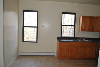 427 Warburton Ave in Yonkers, NY - Building Photo - Interior Photo