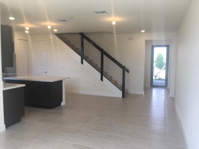 8111 NW 104th Ct in Doral, FL - Building Photo - Building Photo