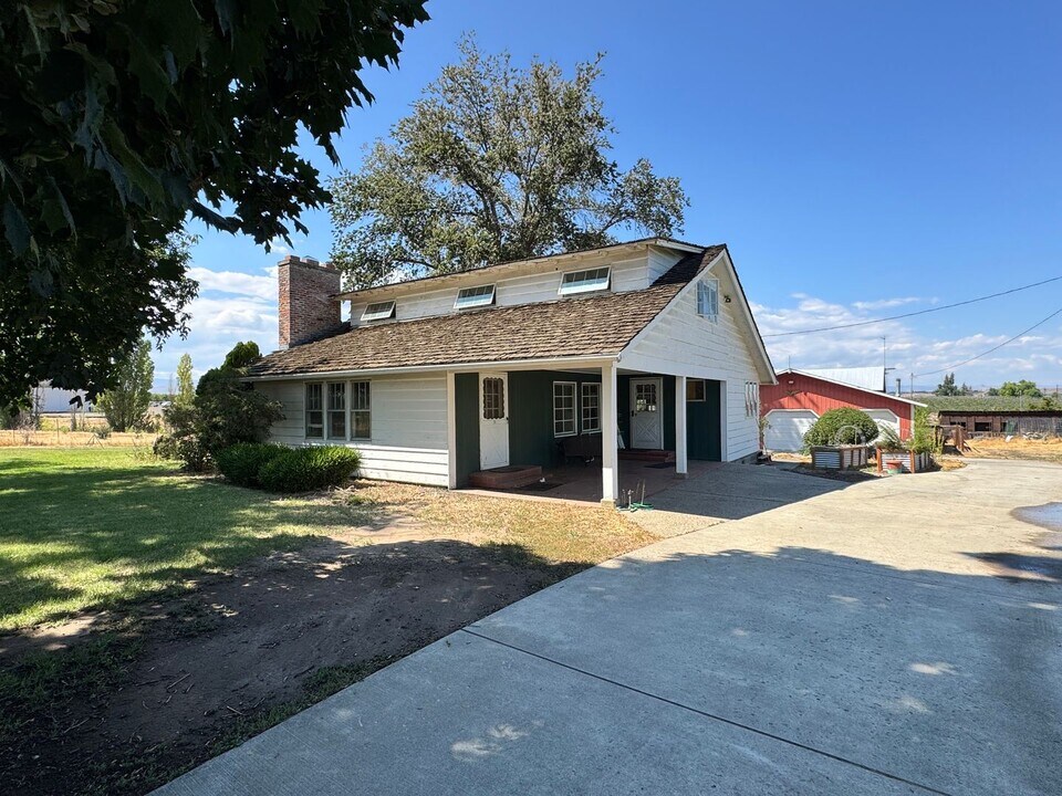 12505 Occidental Rd in Yakima, WA - Building Photo