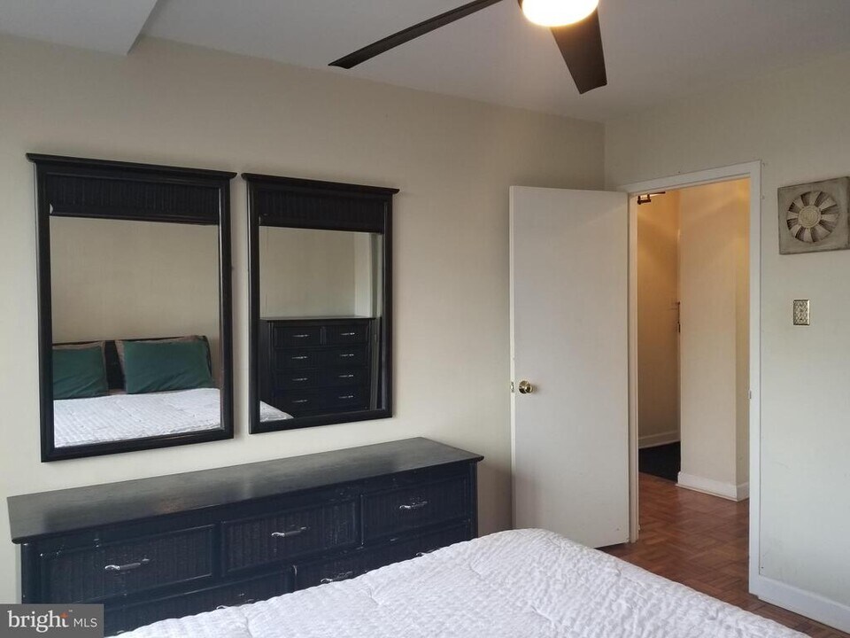 1121 Arlington Blvd in Arlington, VA - Building Photo