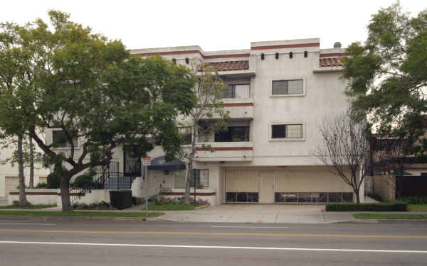 12010 Ocean Park Blvd in Los Angeles, CA - Building Photo