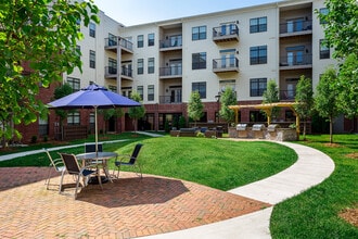 Highland Station in Louisville, KY - Foto de edificio - Building Photo