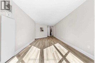 5 Concorde Pl in Toronto, ON - Building Photo - Building Photo