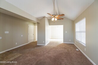 7913 Kenhurst Dr in Louisville, KY - Foto de edificio - Building Photo