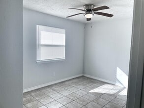 1906 Finfeather Rd in Bryan, TX - Building Photo - Building Photo