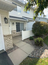 8647 Quarry Ridge Ln in Woodbury, MN - Foto de edificio - Building Photo