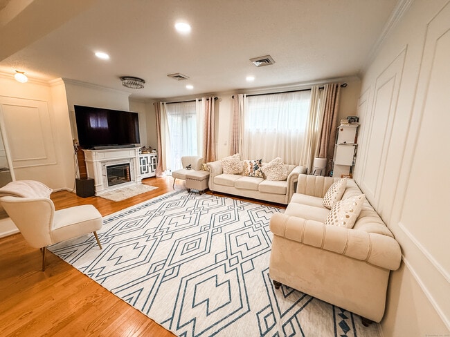 property at 22 Farmington Meadow Dr