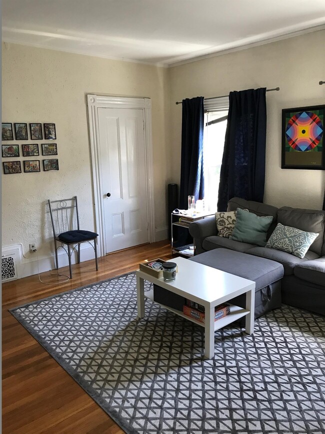 31 Chester St, Unit 2R in Somerville, MA - Foto de edificio - Building Photo
