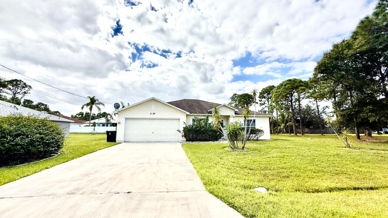 5529 NW North Lundy Cir in Port St. Lucie, FL - Building Photo