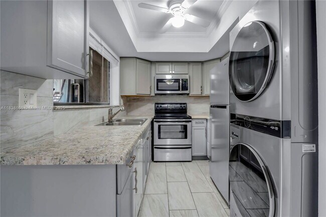 2530 Coral Springs Dr in Coral Springs, FL - Building Photo - Building Photo