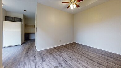 725 Peppertree Dr, Unit 23 in Bryan, TX - Building Photo - Building Photo