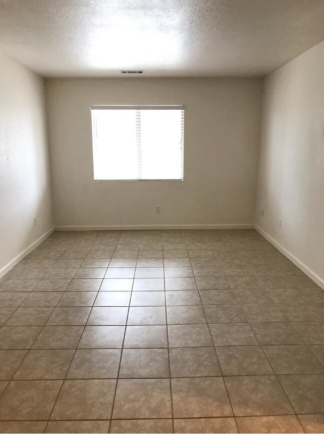 16784 Sultana St-Unit -12 in Hesperia, CA - Building Photo - Building Photo