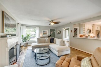 215 Varsity Cir in Arlington, TX - Foto de edificio - Building Photo