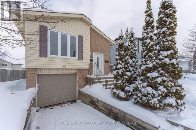 766-766 Cataraqui Woods Dr