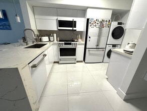 5077 NW 7th St, Unit 610 in Miami, FL - Foto de edificio - Building Photo