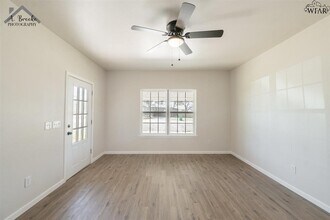 102 W Magnolia Ave in Iowa Park, TX - Building Photo - Building Photo