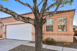 9660 Flying Eagle Ln in Las Vegas, NV - Building Photo - Building Photo