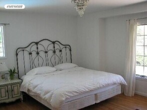 6 Scotts Landing Rd in Southampton, NY - Building Photo - Building Photo
