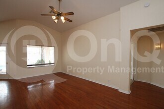 1535 E Michelle Dr in Phoenix, AZ - Foto de edificio - Building Photo