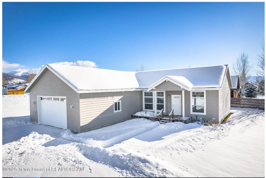 911 Rachel Rd in Victor, ID - Building Photo