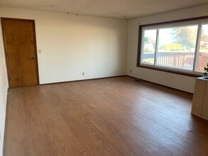 1240 Western Ave in Stayton, OR - Building Photo - Building Photo