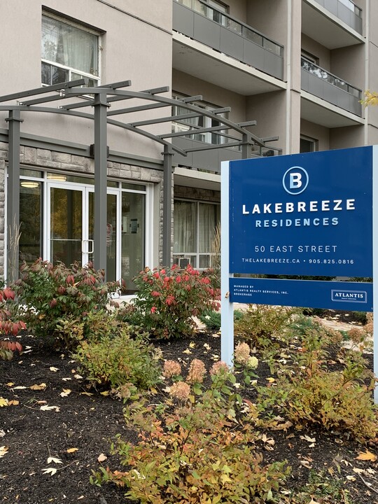 Lakebreeze Residences in Oakville, ON - Building Photo