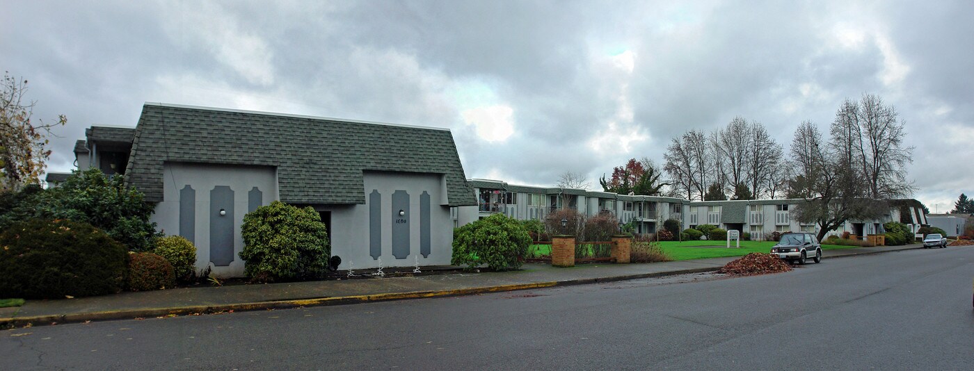 Country Manor in Eugene, OR - Foto de edificio