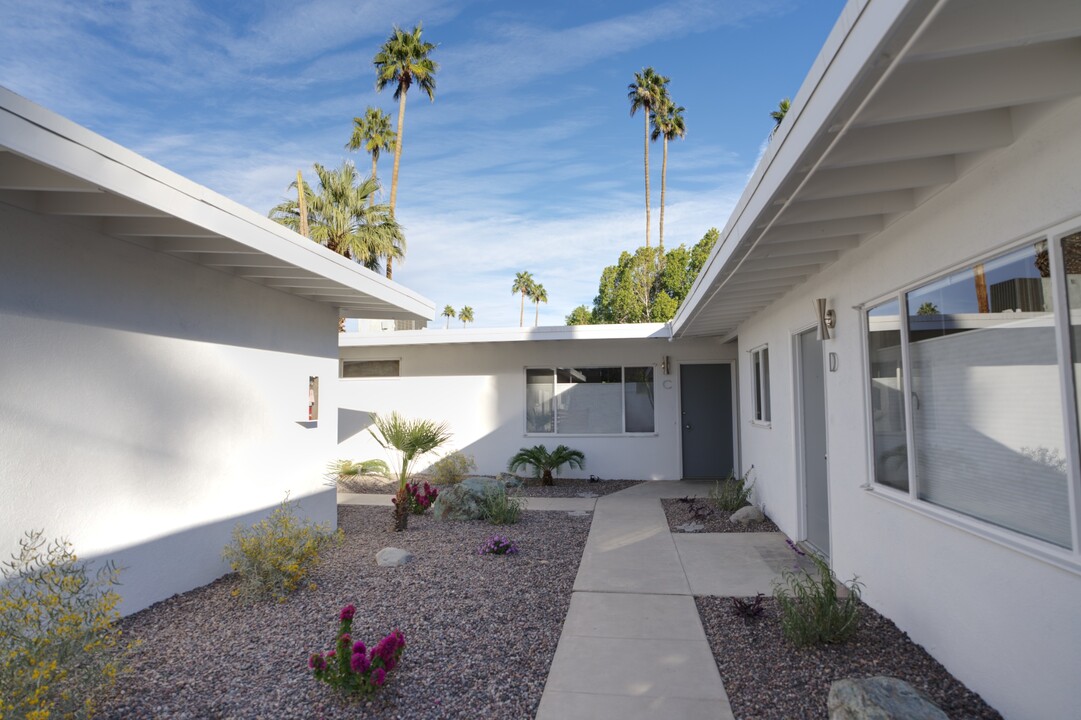 975 E Camino Parocela, Unit B in Palm Springs, CA - Building Photo