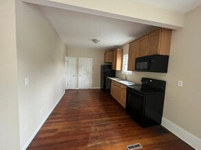 82 N Hamilton St, Unit Unit #2 in Poughkeepsie, NY - Foto de edificio - Building Photo