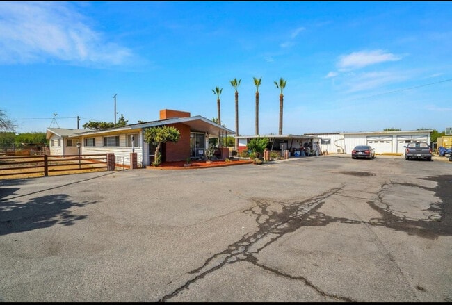 7731 E Keyes Rd in Hughson, CA - Foto de edificio - Building Photo