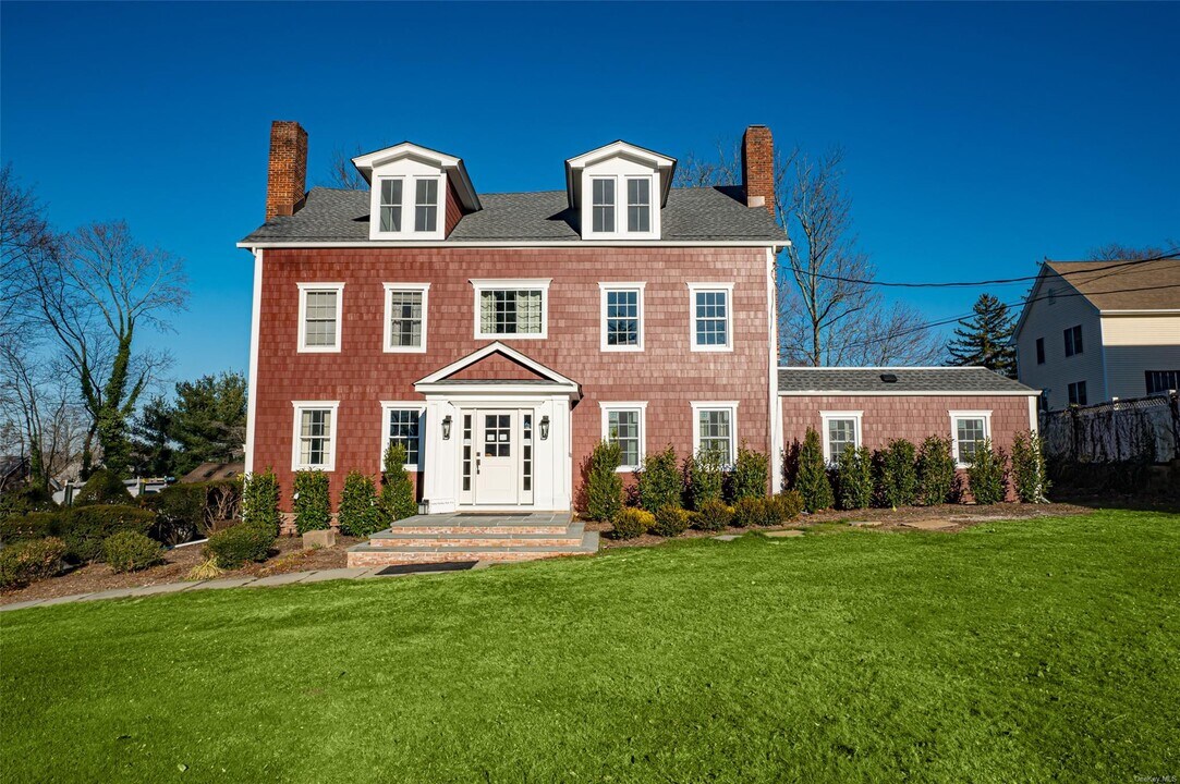 68 Nassau Rd-Unit -2 in Huntington, NY - Building Photo