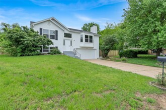 802 Notre Dame Dr in O'Fallon, MO - Building Photo - Building Photo