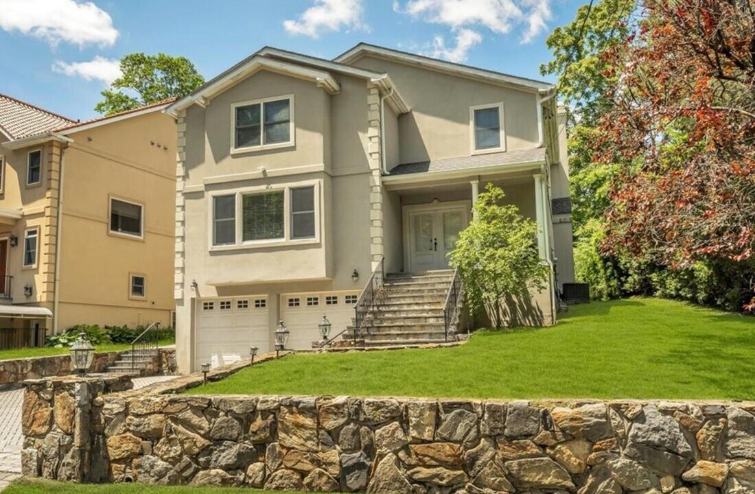 696 Ridgeway in White Plains, NY - Building Photo