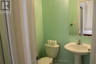 112 Hummingbird Dr in Toronto, ON - Building Photo - Building Photo