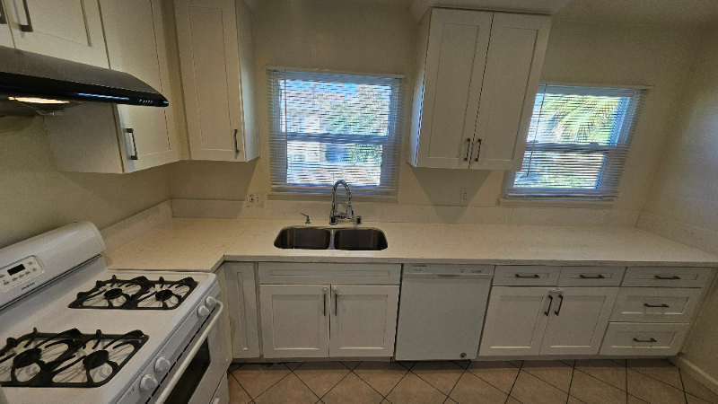 7240 Woodman Ave in Los Angeles, CA - Building Photo