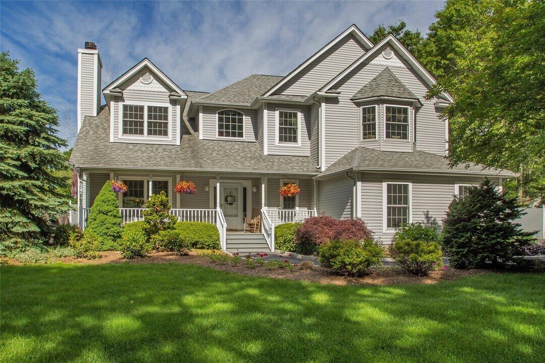 112 Washington Ave in Port Jefferson Station, NY - Building Photo