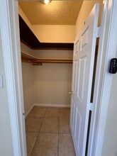 1116 Delwood Ave, Unit Private Room in Bakersfield, CA - Building Photo - Building Photo