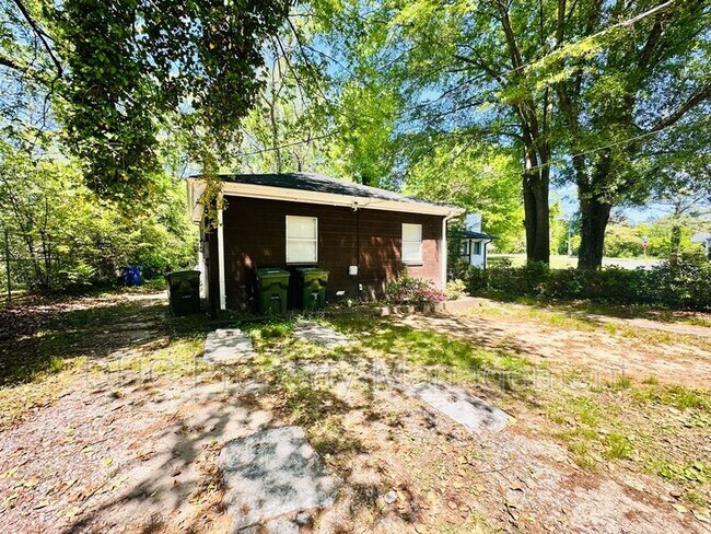 2125 Larchwood Rd SW in Atlanta, GA - Building Photo - Building Photo