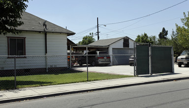 Sunset Village Apartments in Colton, CA - Foto de edificio - Building Photo