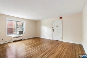 2350 Linwood Ave in Fort Lee, NJ - Building Photo - Building Photo