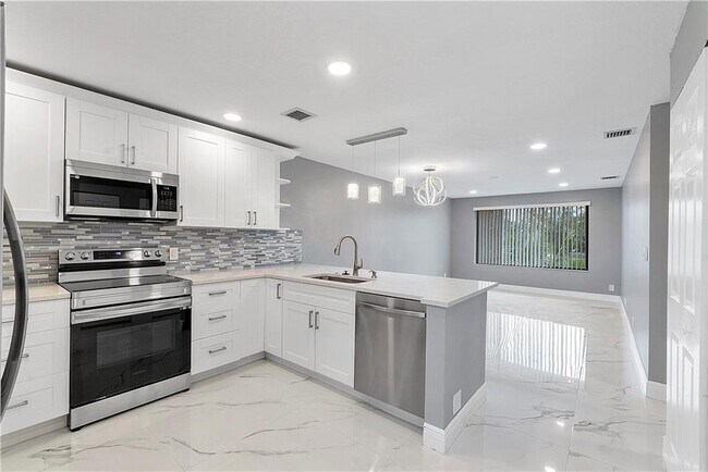 11477 NW 39th Ct in Coral Springs, FL - Foto de edificio - Building Photo
