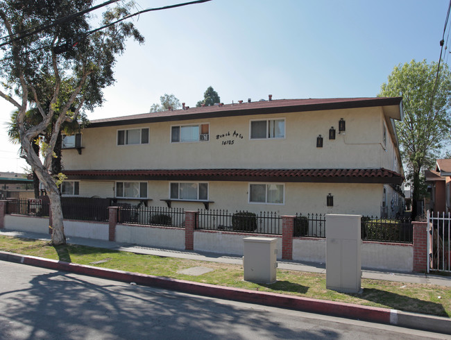 Beach Apartments in Bellflower, CA - Building Photo - Building Photo