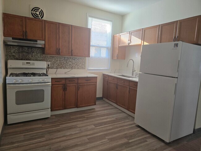 1227 N Parkside Ave, Unit Second floor in Chicago, IL - Building Photo - Building Photo